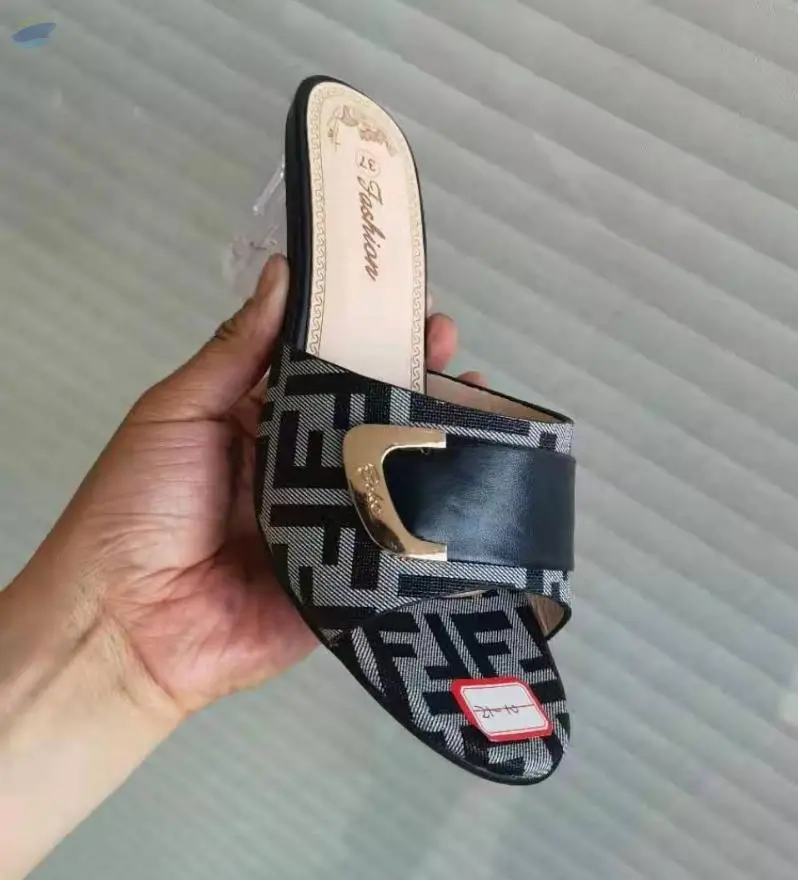 Yueshuang Sandal