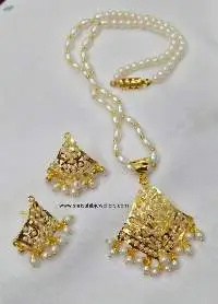 Beautiful design in White Pendant Set