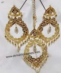 White earrings +tikka