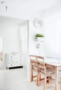 Clothes rack in white