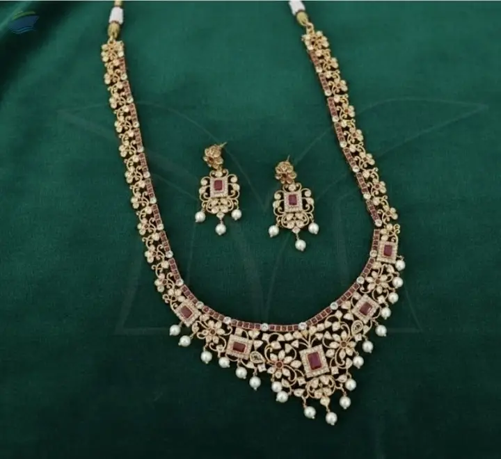 Matte Gold Polish Flower Design Necklace Set