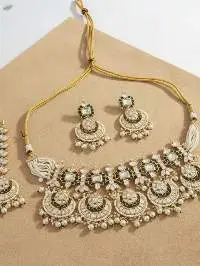 Traditional Kundan Necklace Set with Mangtika